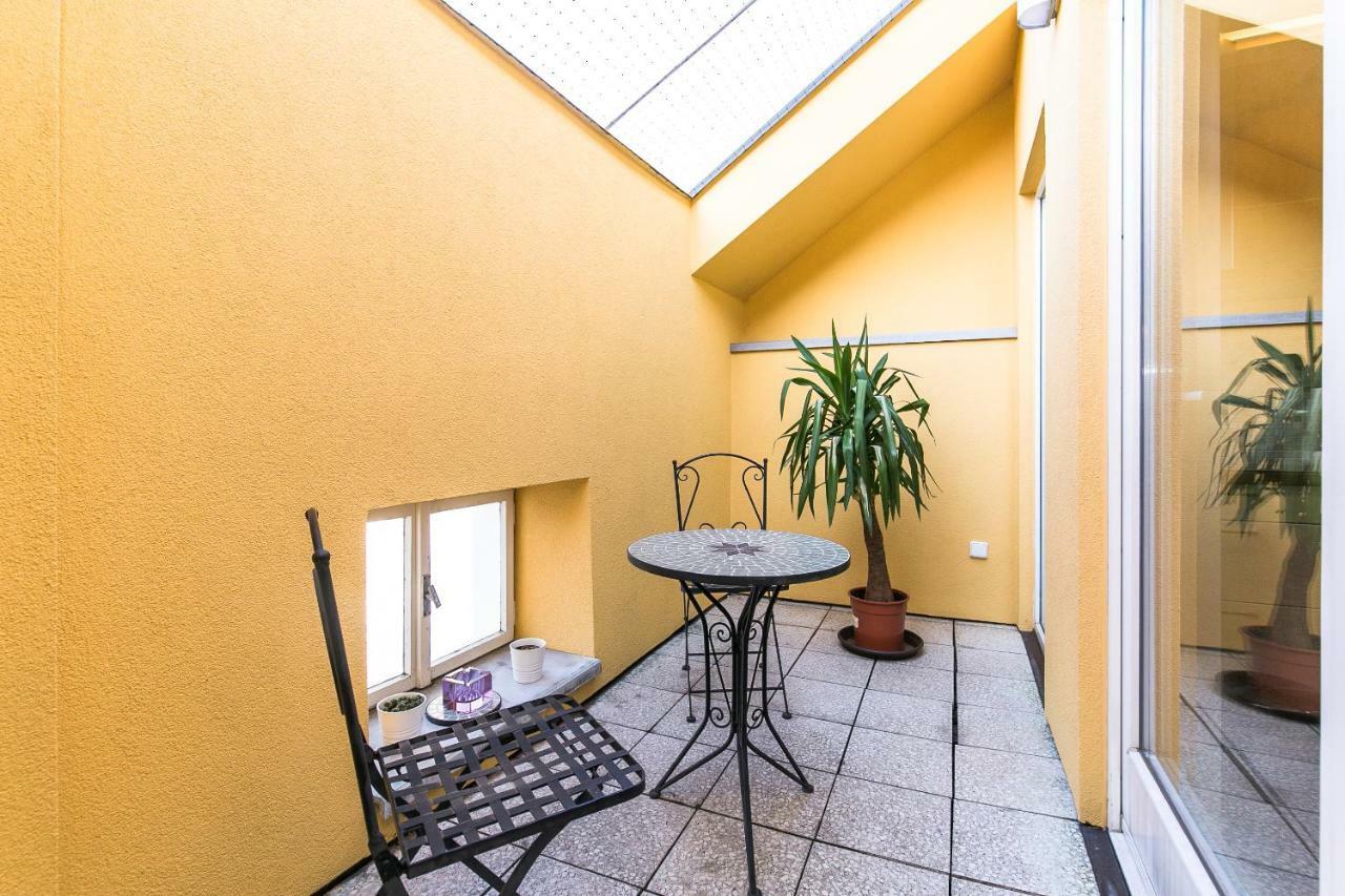 פראג Attic Apartment By Wenceslas Square מראה חיצוני תמונה